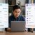 Seller membandingkan fee marketplace dan biaya website toko online sendiri